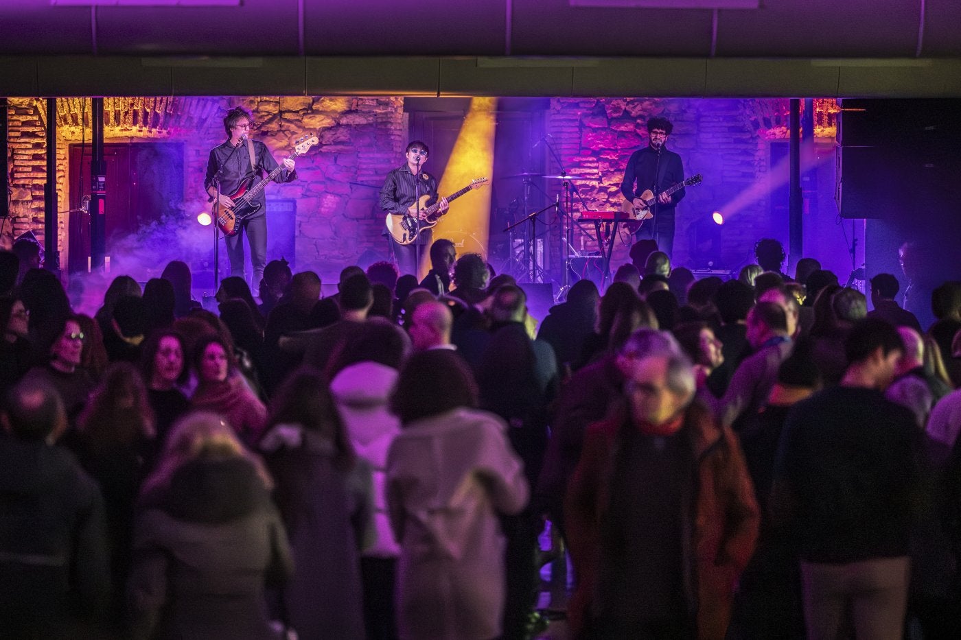 Papaya, con el logroñés Miguel Aguas tocando el bajo, durante el Vermú Torero. Calequi.