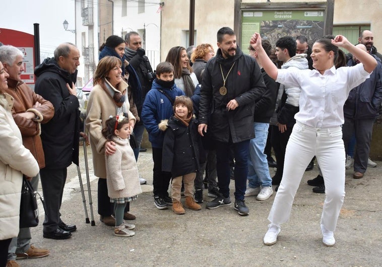 Una mayordoma baila por primera vez los brindis del inicio del año