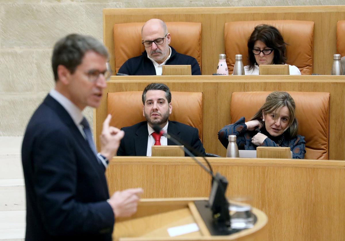 Capellán se dirige al Parlamento ante la mirada del secretario general del PSOE, Javier García