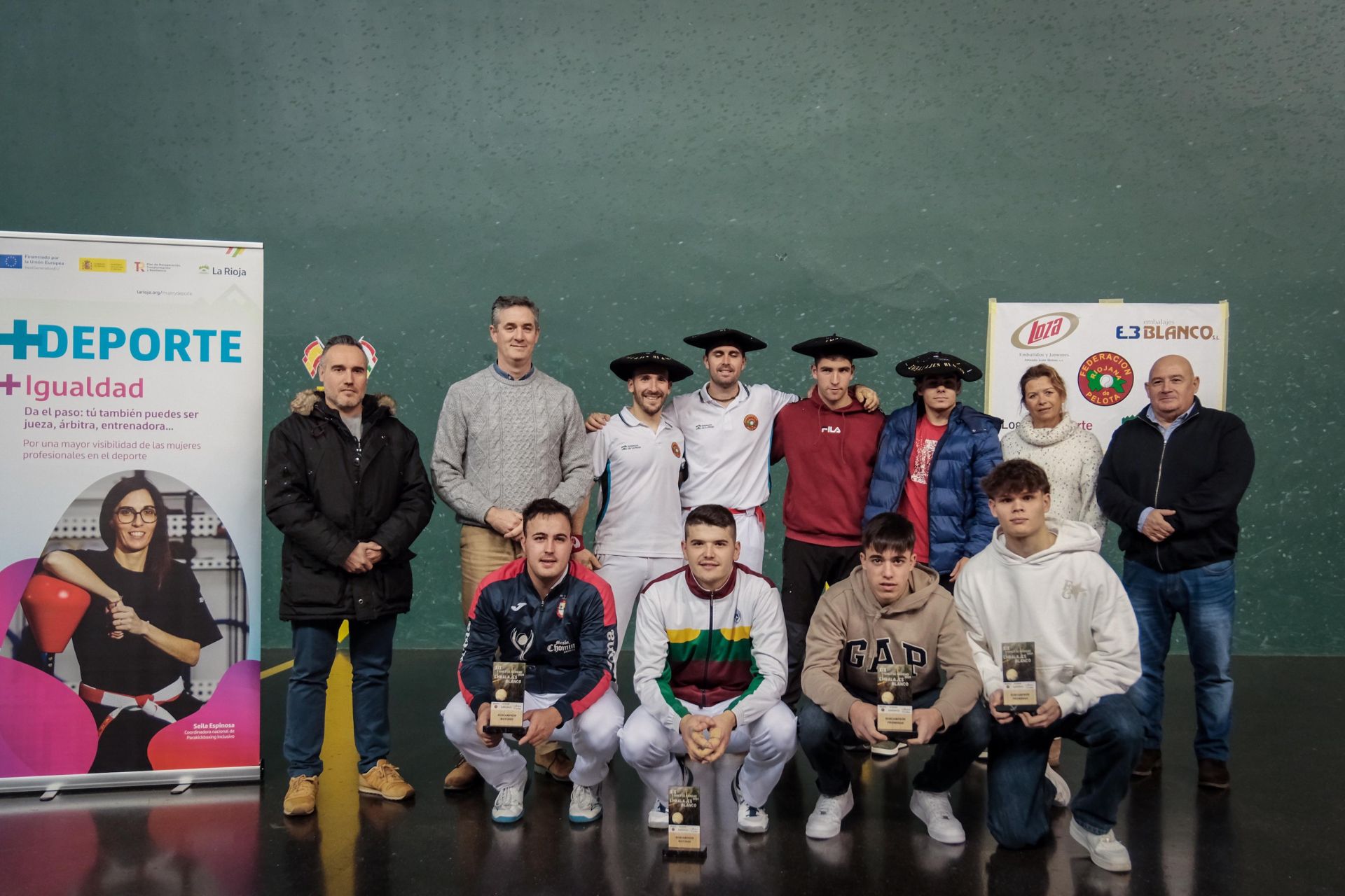 Los protagonistas de las dos finales del torneo posan con sus respectivos trofeos.