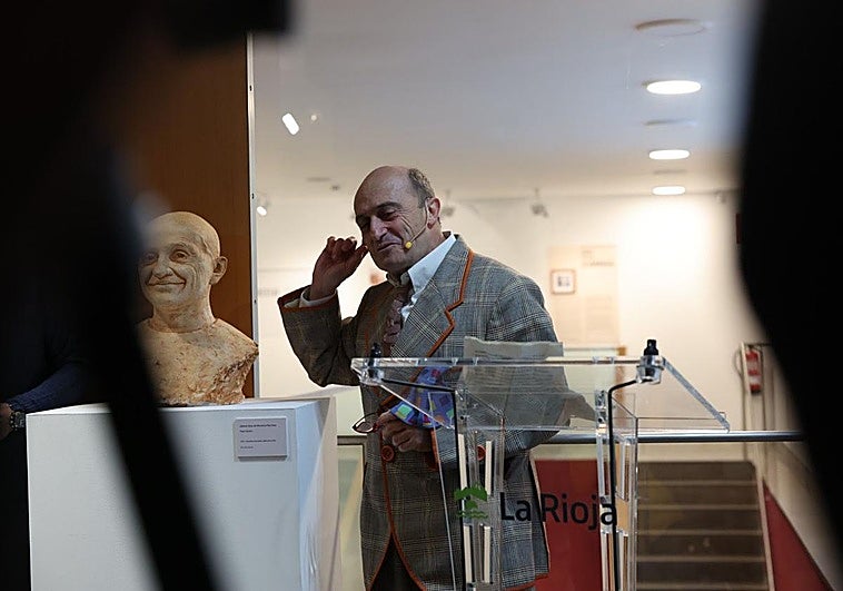 El artista logroñés Pepe Viyuela durante la intervención 'El busto es mío', en el Museo de La Rioja.