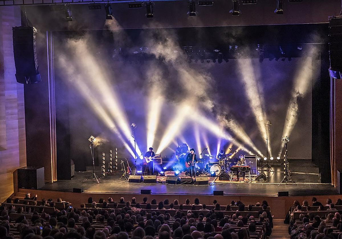 Concierto de Mikel Erentxun anoche en Riojafórum, el primero de los grandes del festival Actual 2025 y arranque de su gira 'DD40'.