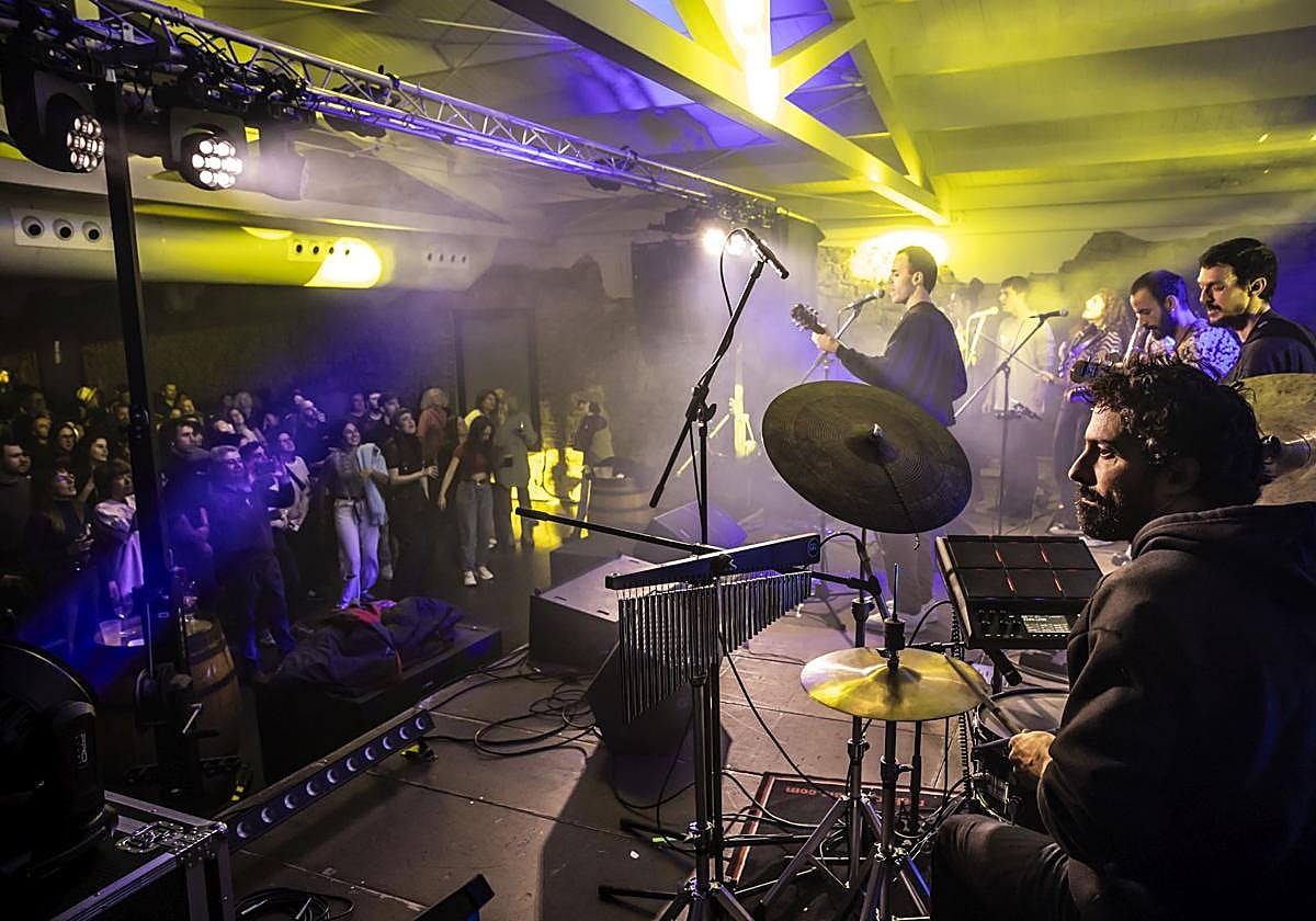 Un instante de la actuación de Paipo.