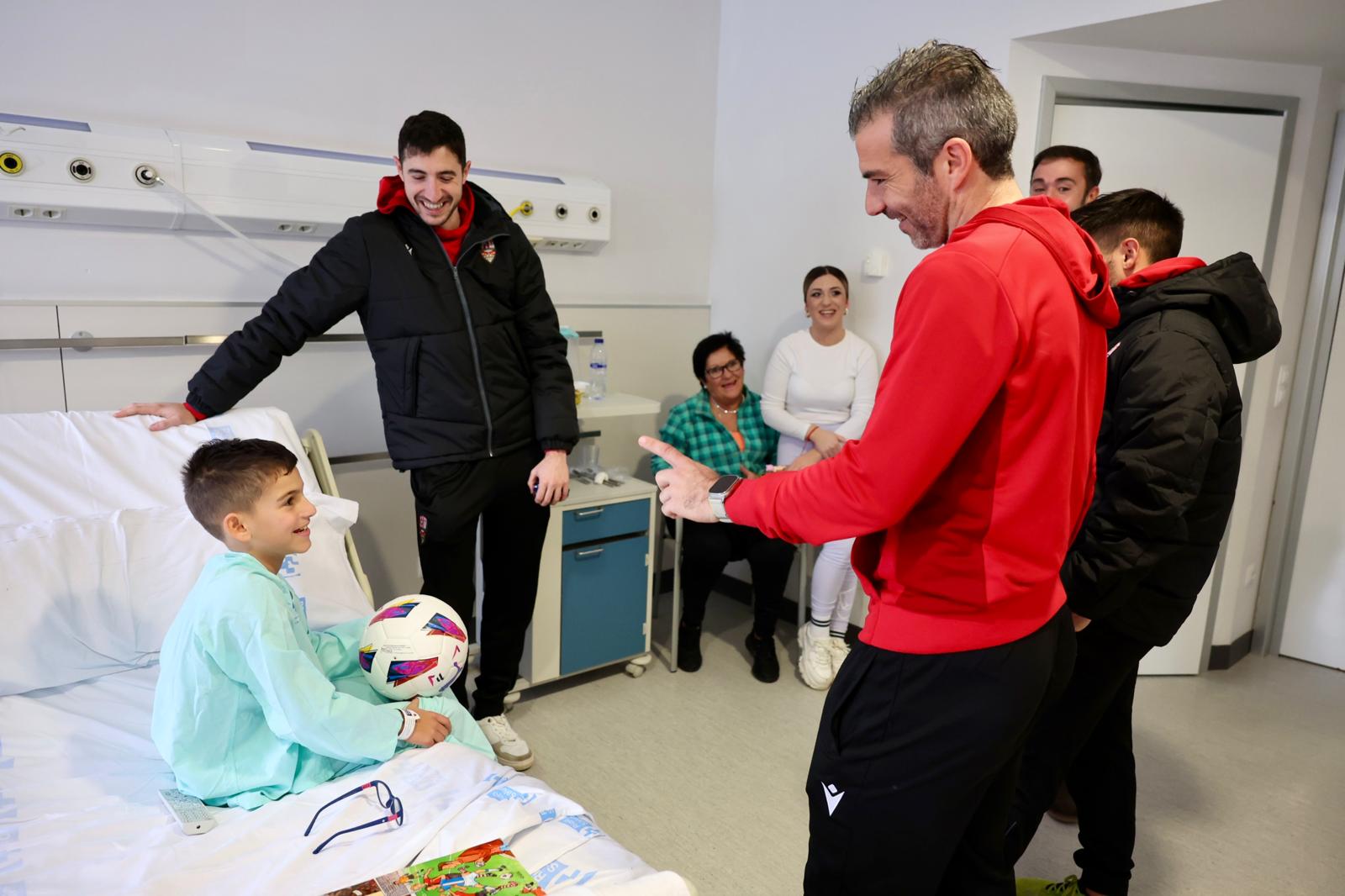 Los jugadores de la UDL visitan a los niños hospitalizados en el San Pedro