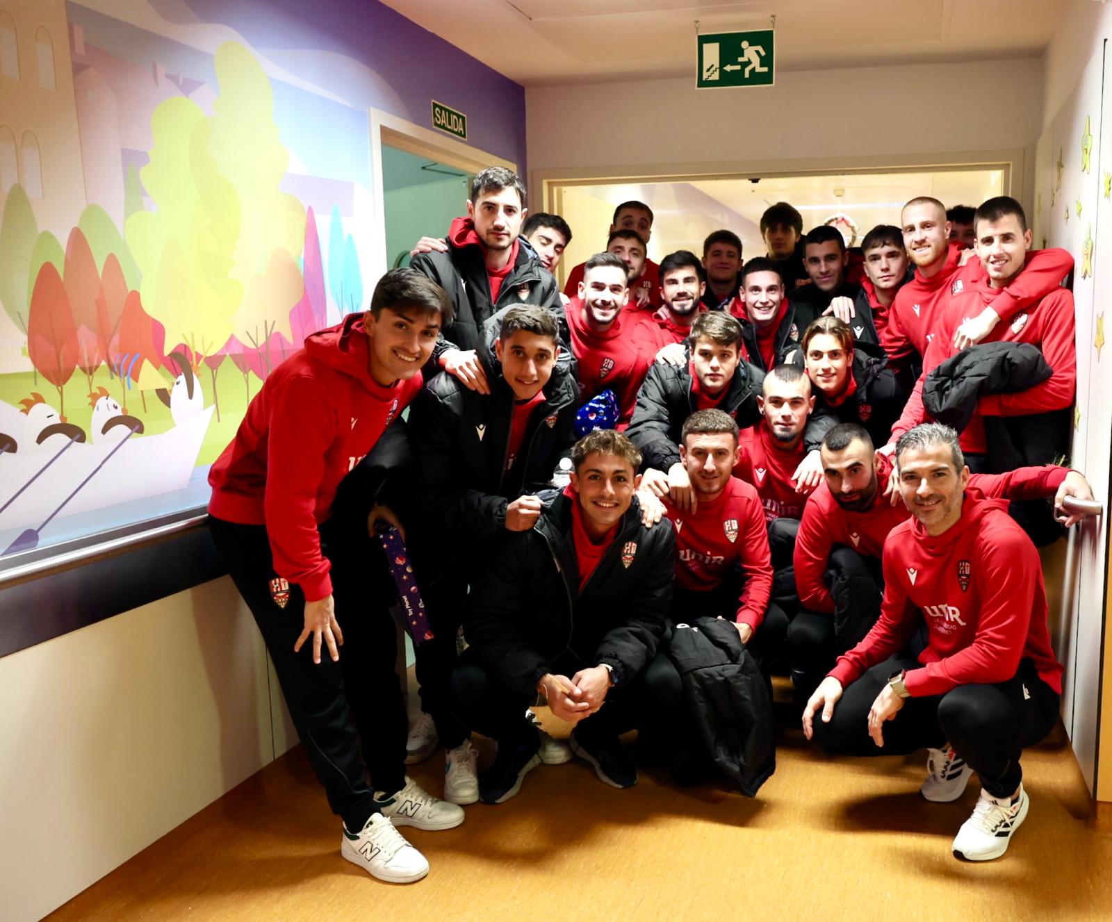 Los jugadores de la UDL visitan a los niños hospitalizados en el San Pedro