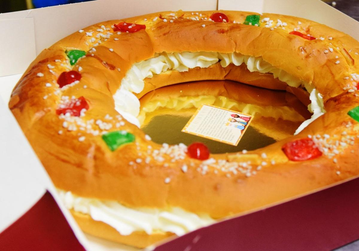 Un roscón de Reyes tradicional en su caja, para ser consumido.