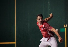 Darío se prepara para golpear la pelota con la mano derecha.