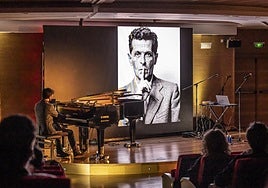 Interpretación de la pieza 'Schweigen', centrada en la obra sobre el silencio del filósofo Ludwig Wittgenstein, cuya imagen se proyectó junto a la de personas riojanas y del resto del mundo.