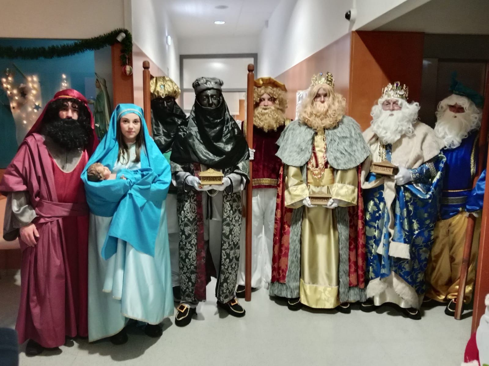 Los Reyes Magos, los pajes y la Virgen y San José con el Niño en su visita a la residencia de ancianos de donde salió la cabalgata.