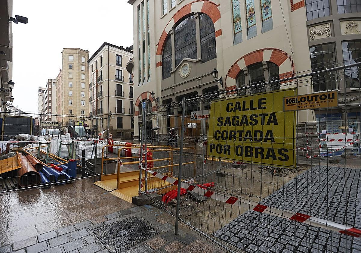 La calle Sagasta, en obras, y el mercado de San Blas, con su rehabilitación ya a punto; ambas con fondos europeos.