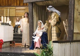 María y José, con el Niño Jesús, en el pesebre montado en el altar de la iglesia parroquial de San Martín.