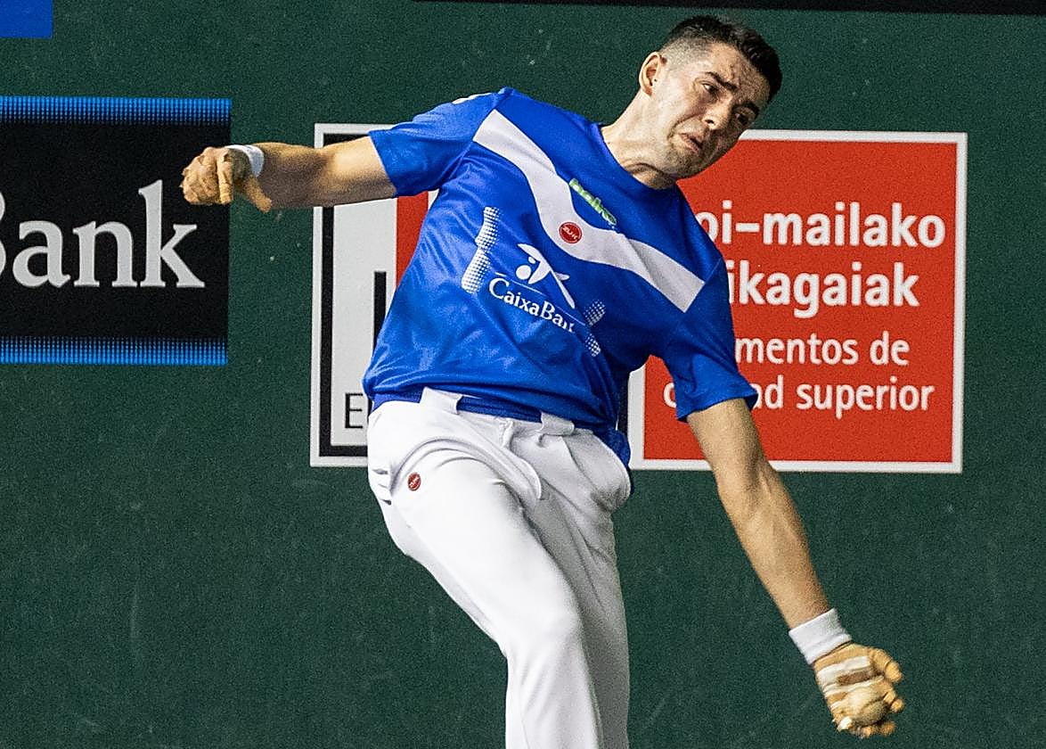 Rubén Salaverri recoge la pelota con su zurda.