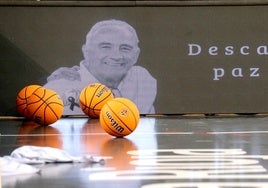 El Clavijo rindió un sentido homenaje a Juan Bernabé durante el partido ante el Algeciras.