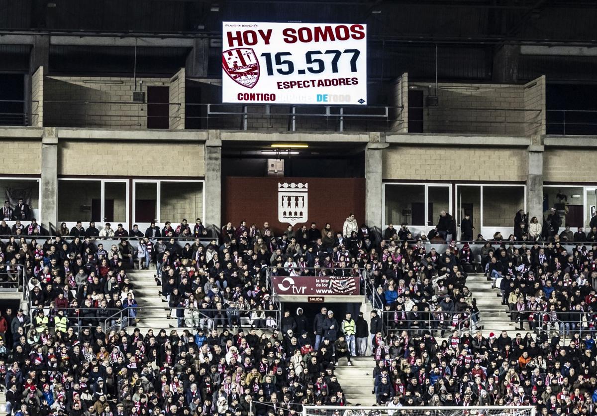 Imagen del fondo norte, con la cifra de asistencia al partido de Copa en la pantalla superior.