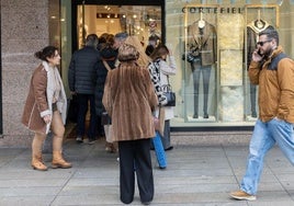 Pequeña aglomeración en un comercio de la calle San Antón de Logroño