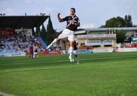 Pau Miguélez celebra uno de los dos goles que logró en La Planilla en la primera vuelta.