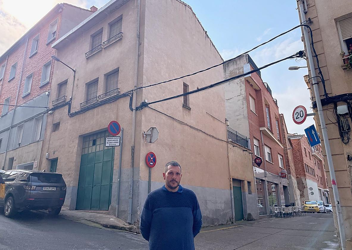 El alcalde de Albelda de Iregua, Sergio Ochagavía, posa ante el edificio adquirido por el Ayuntamiento.