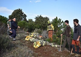 Alumnos de un ciclo formativo forestal, durante unas prácticas el pasado mes de diciembre en los bosques de Cornago.