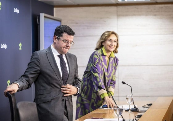 El consejero de Hacienda, Alfonso Domínguez, con su colega de Salud, María Martín