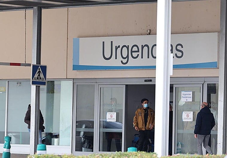 Pacientes en Urgencias del San Pedro, este miércoles.