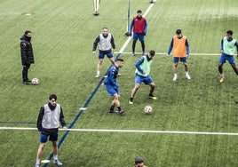 Los jugadores de la SD Logroñés se ejercitan durante una sesión preparatoria.