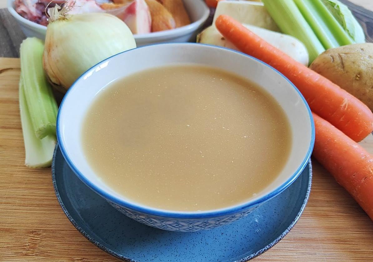 Un reconstituyente propio del invierno: caldo casero de pollo