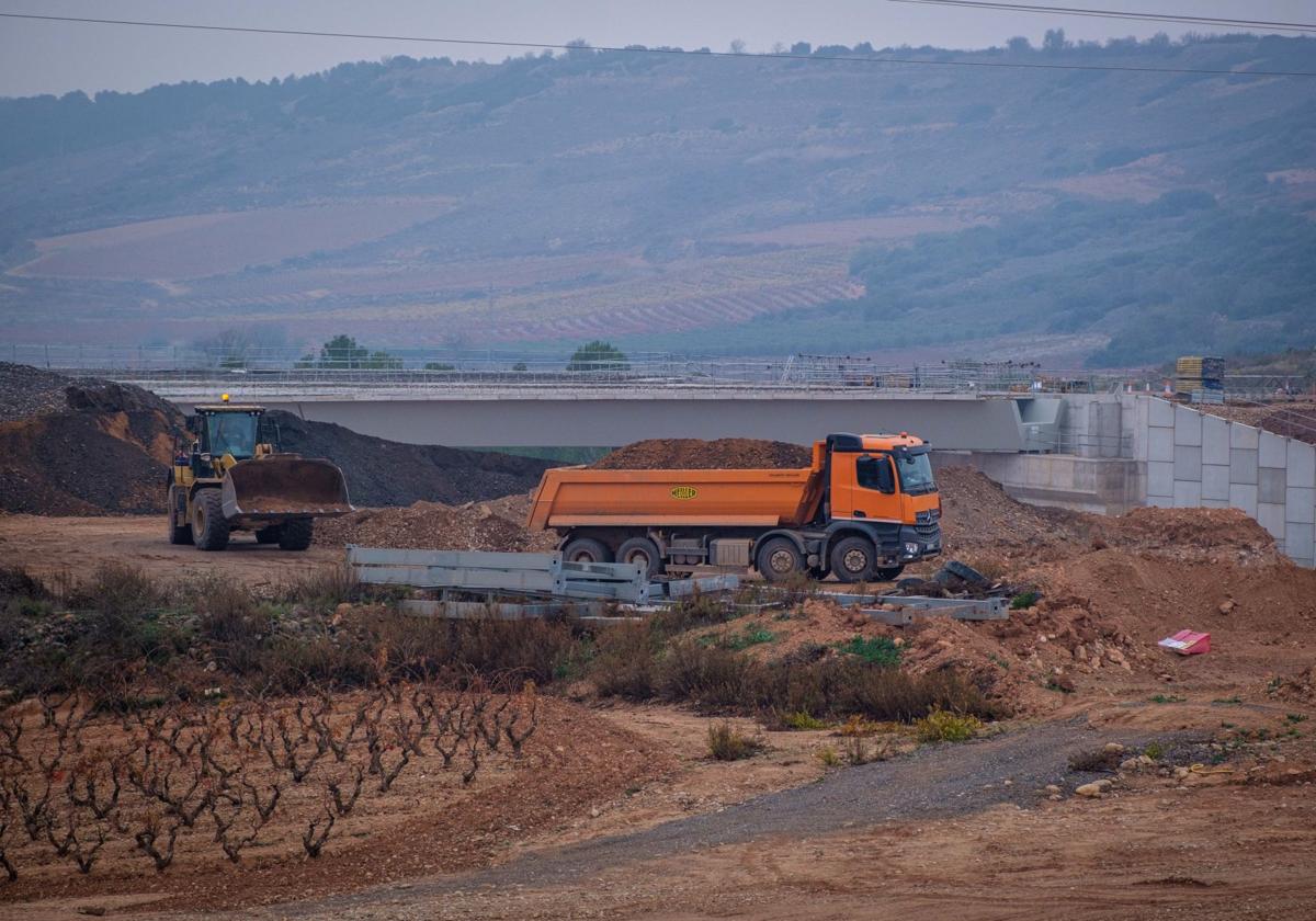 Máquinas trabajan en las obras de la Ronda Sur en Navarrete.