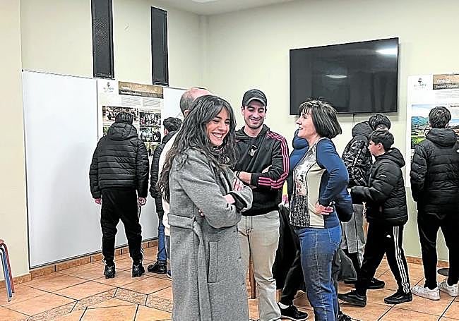 Durante la inauguración, decenas de personas asistieron a la exposición con alegría y curiosidad.