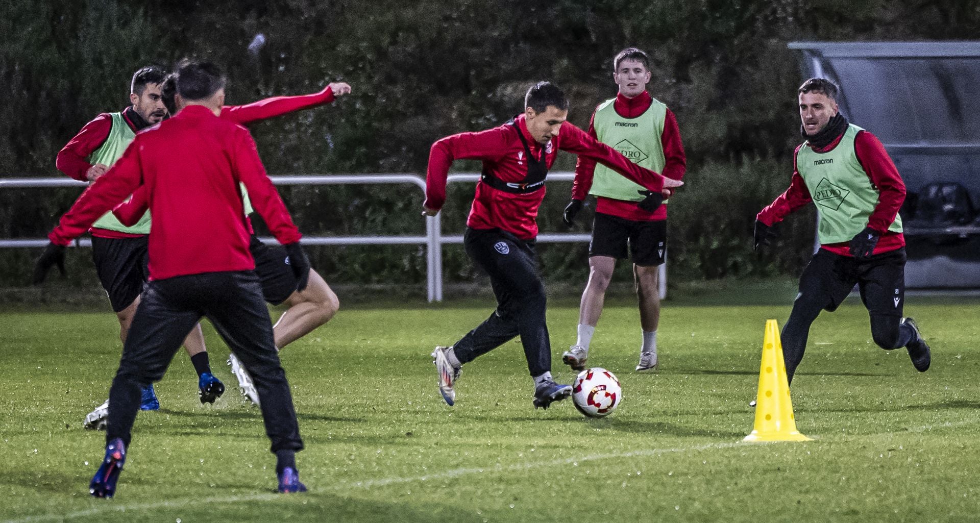 Víctor Aliaga avanza con el balón en un entrenamiento reciente.