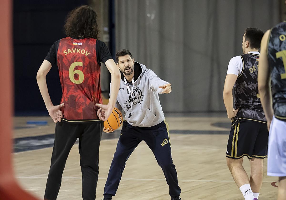 Ricardo Úriz da instrucciones a sus hombres en el entrenamiento del viernes.
