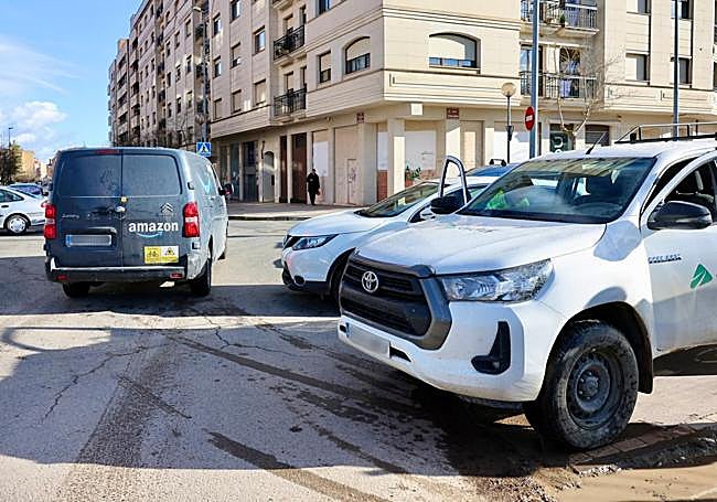 La furgoneta ha podido emprender la marcha tras sacarla de la vía.