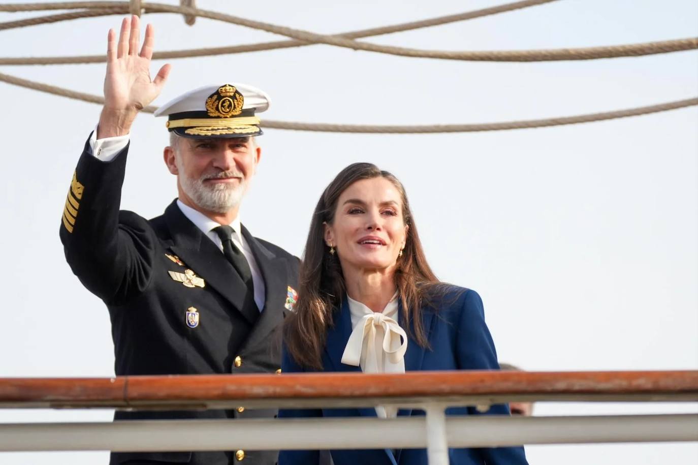 «Aquí hay muchas madres llorando», aseguró una doña Letizia que no pudo reprimir las lágrimas al despedirse de su primogénita, que continuará su instrucción a bordo del buque escuela hasta principios de julio.