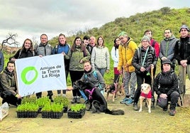 El grupo de voluntarios que se reunió ayer en Villamediana de Iregua para plantar 225 árboles.