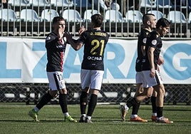 Barrero celebra s primer gol con Agüero.
