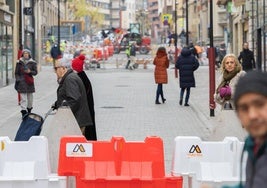 Varias personas pasean por el centro de Logroño, en una imagen de archivo.