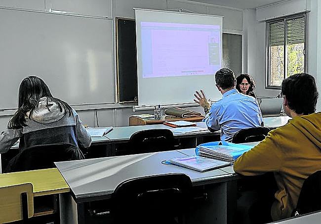 Clases preparatorias de oposiciones en el centro Gonzalo de Berceo.