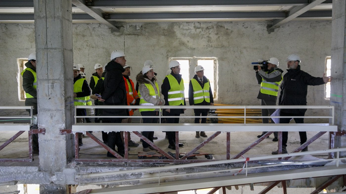 Un momento de la visita a la Estación Enológica jarrera.
