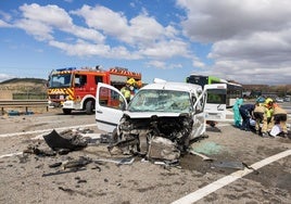 Bomberos y sanitarios intervienen en un accidente con cuatro heridos en Fuenmayor.