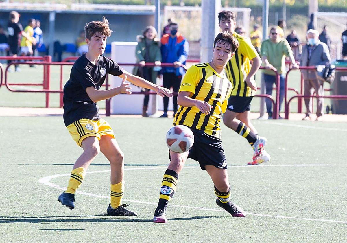 Un pequeño grupo de aficionados sigue un partido de categoría Juvenil en Pradoviejo.