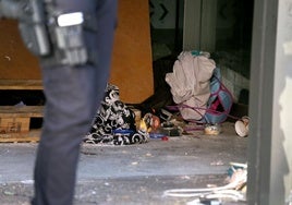 Restos de pertenencias en la sucursal de la calle San Millán donde se produjo el doble crimen.