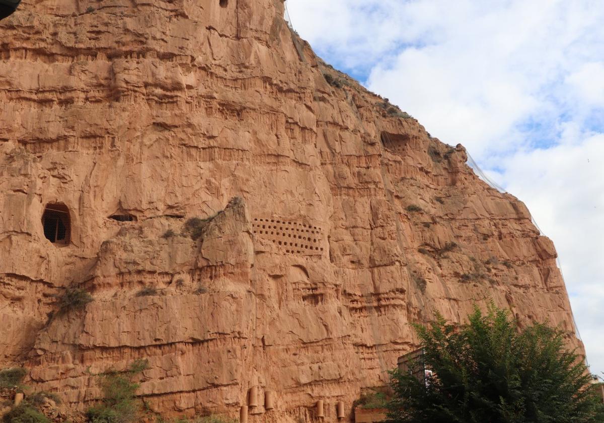 El refuerzo de la malla de la peña del castillo para frenar los riesgos por desprendimientos es uno de los proyectos apoyados por la Comunidad.