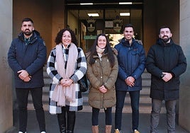 Los recién incorporados posan, de paisano, en el Ayuntamiento.