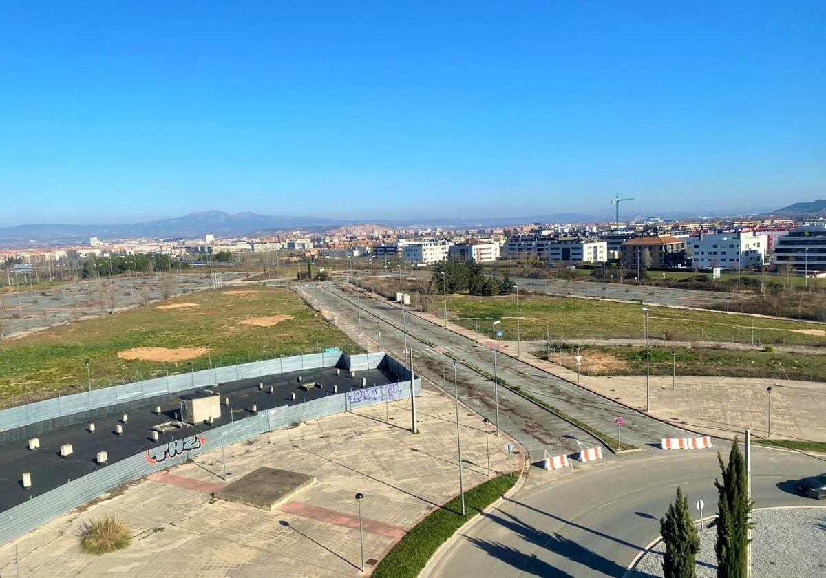 Vista panorámica de la zona comercial del sector T1 del barrio Entre Ríos de Lardero que permanece abandonado y sin uso desde hace décadas.