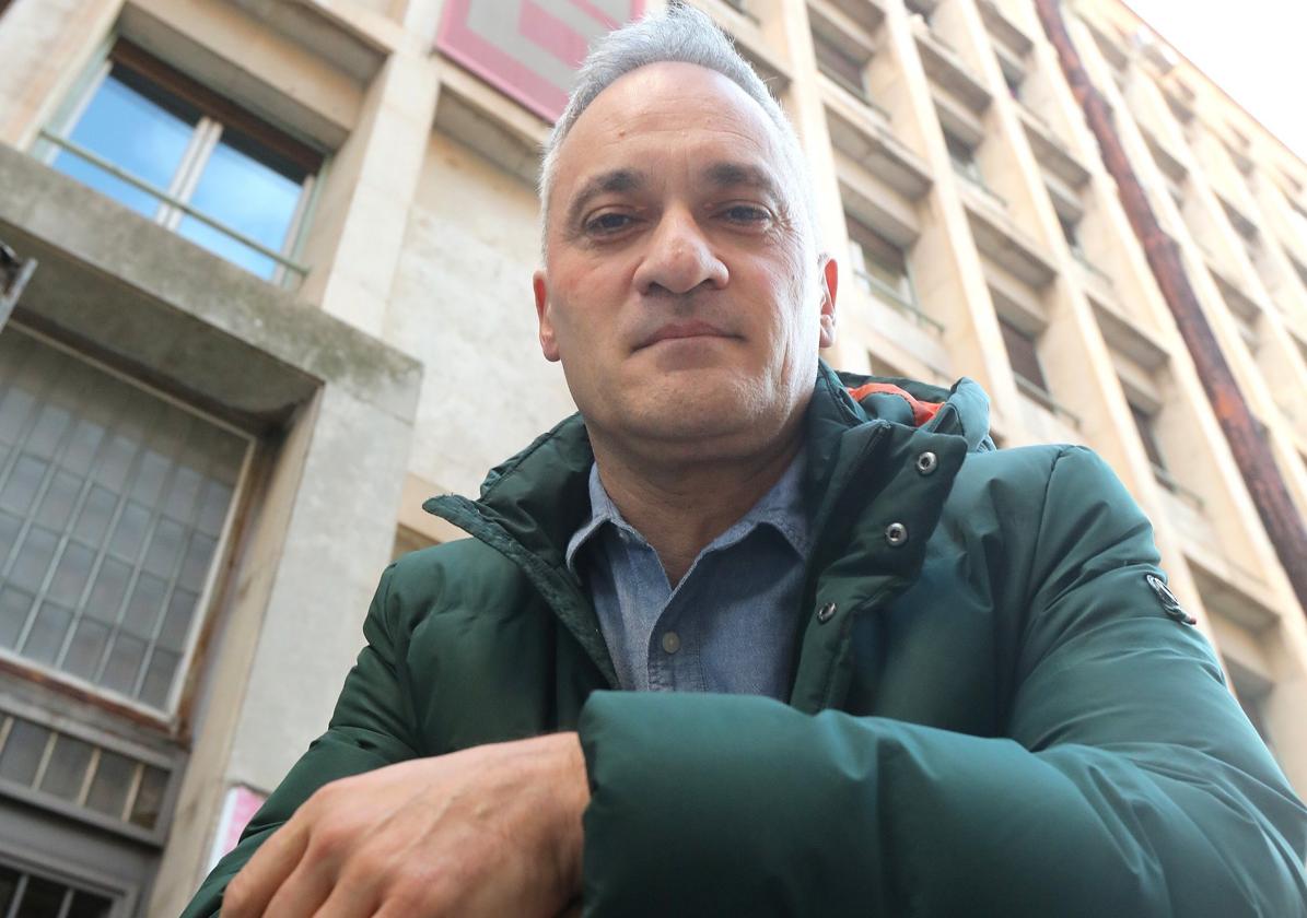 Jorge Ruano, en el exterior de la sede de Comisiones Obreras en Logroño.