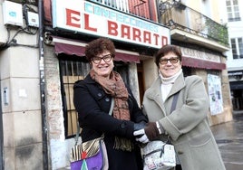 Felicidad García Trevijano y Araceli Crespo García, madre e hija, posan con el histórico rótulo.