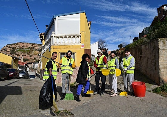 El grupo dedicado a la limpieza posa en el barrio Alto de Albelda de Iregua a mediodía de ayer.