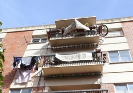 Carteles colgados en los balcones del edificio cuyos vecinos reclamaban poder instalar un ascensor exterior en marzo de 2023.