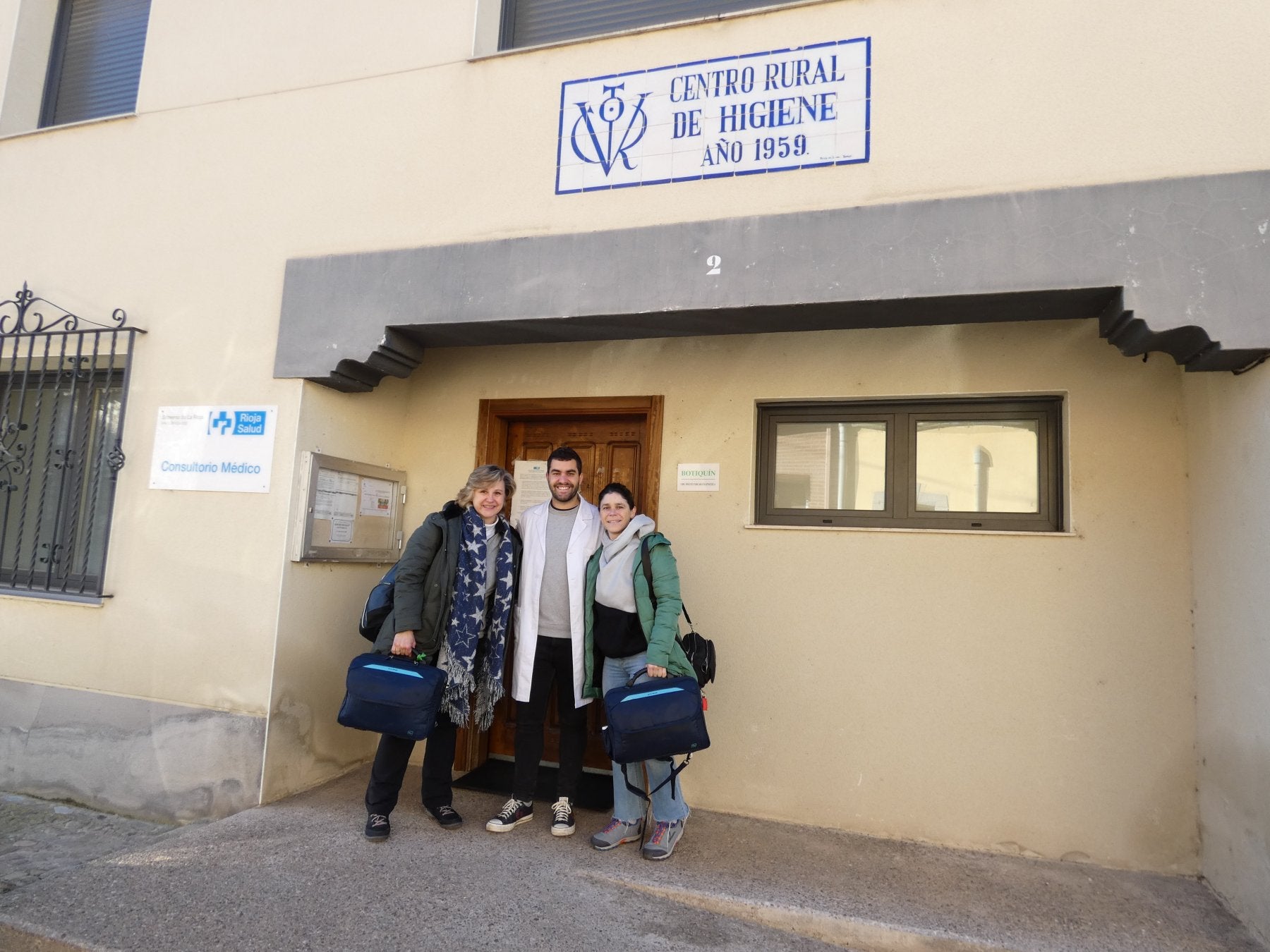 El farmacéutico Miguel Vergara Valenzuela, flanqueado por la médica Ana Bas Angulo y la enfermera Ana Zorzano López, el viernes por la mañana a las puertas del consultorio y botiquín rural de Santurdejo.