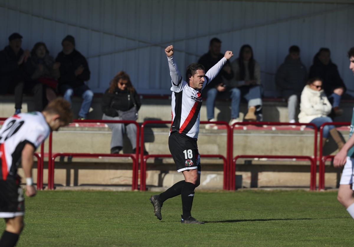 Edu Ubis celebra con los brazos en alto la victoria de los suyos ante el Haro en el Ángel Aguado.