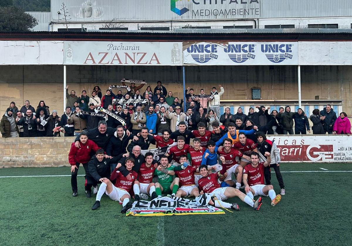 Los jugadores del Alfaro posan con su afición al acabar el partido en Estella.